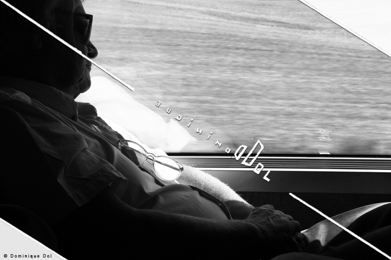 Dominique Dol - Photographe - Photographer | Art | Site Web - Website | Officiel - Official | Photographie - Photography | Noir et Blanc - Black And White | Humain - Reve - Homme - Paysage - Nez - Bouche - Cou - Menton - Chemise - Pantalon - Vitre - Aeration - Champ - Lunettes - Jour - Voyage | Human - Dreams - Trip - Light - Neck - Daylight - Nose - Daytime - Mouth - Trousers - Chin - Window Pane - Airing - Short Sleveed Shirt - Glasses - Ventilation - Pants - Field - Man - Train - Journey - Day | Serie E | Photographie E 10 - Photograph E 10 | E 10 